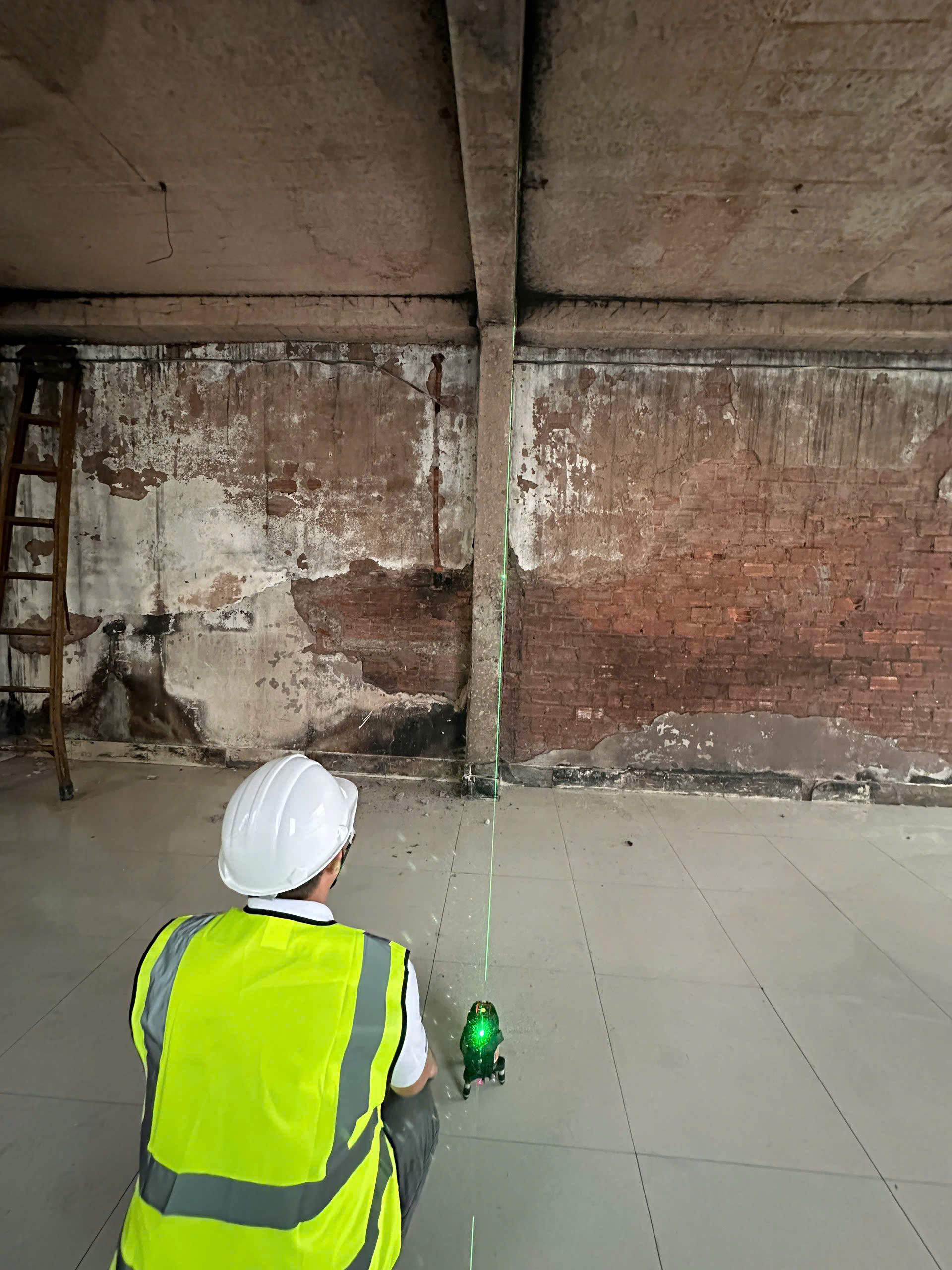 Hiện trường Long An: kiểm tra bu lông – giằng gió – đo võng mái bằng laser