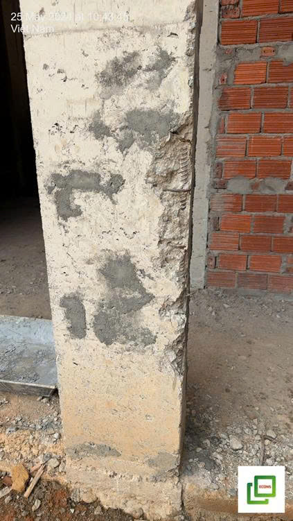 Hình ảnh cột bê tông nhà xưởng bị nứt và bong tróc lớp vữa — dấu hiệu hư hỏng cấu kiện cần được kiểm định an toàn
