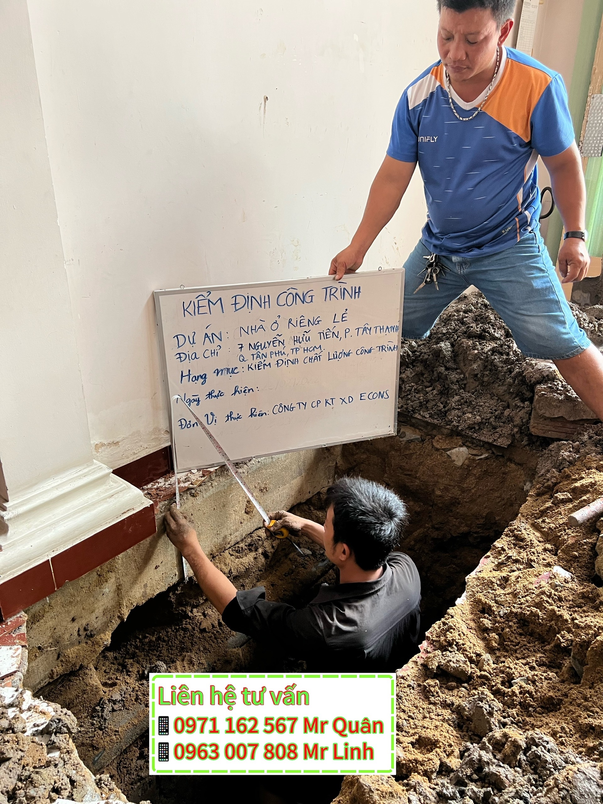 Kỹ sư Econs đào hố kiểm tra nền móng nhà xưởng để đánh giá hiện trạng