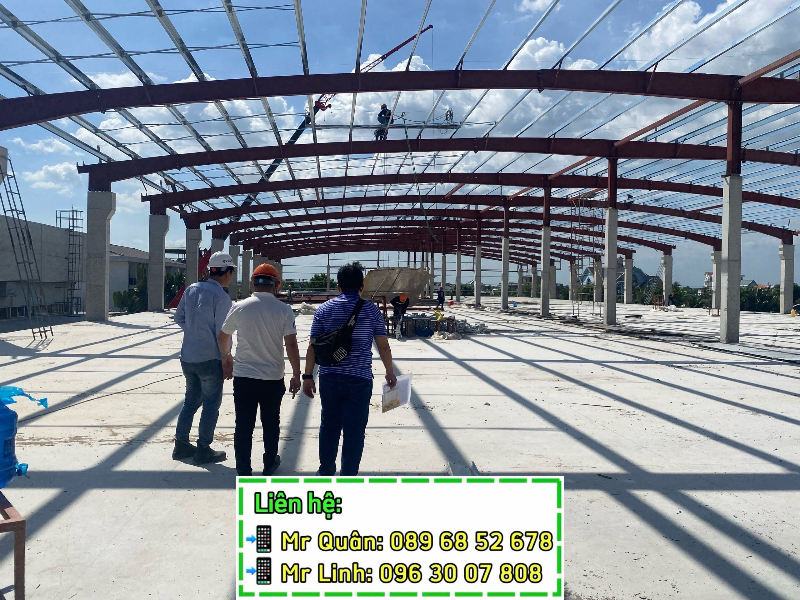 Kỹ sư kiểm định đang khảo sát nhà xưởng khung thép tại Bình Phước – đánh giá an toàn chịu lực công trình