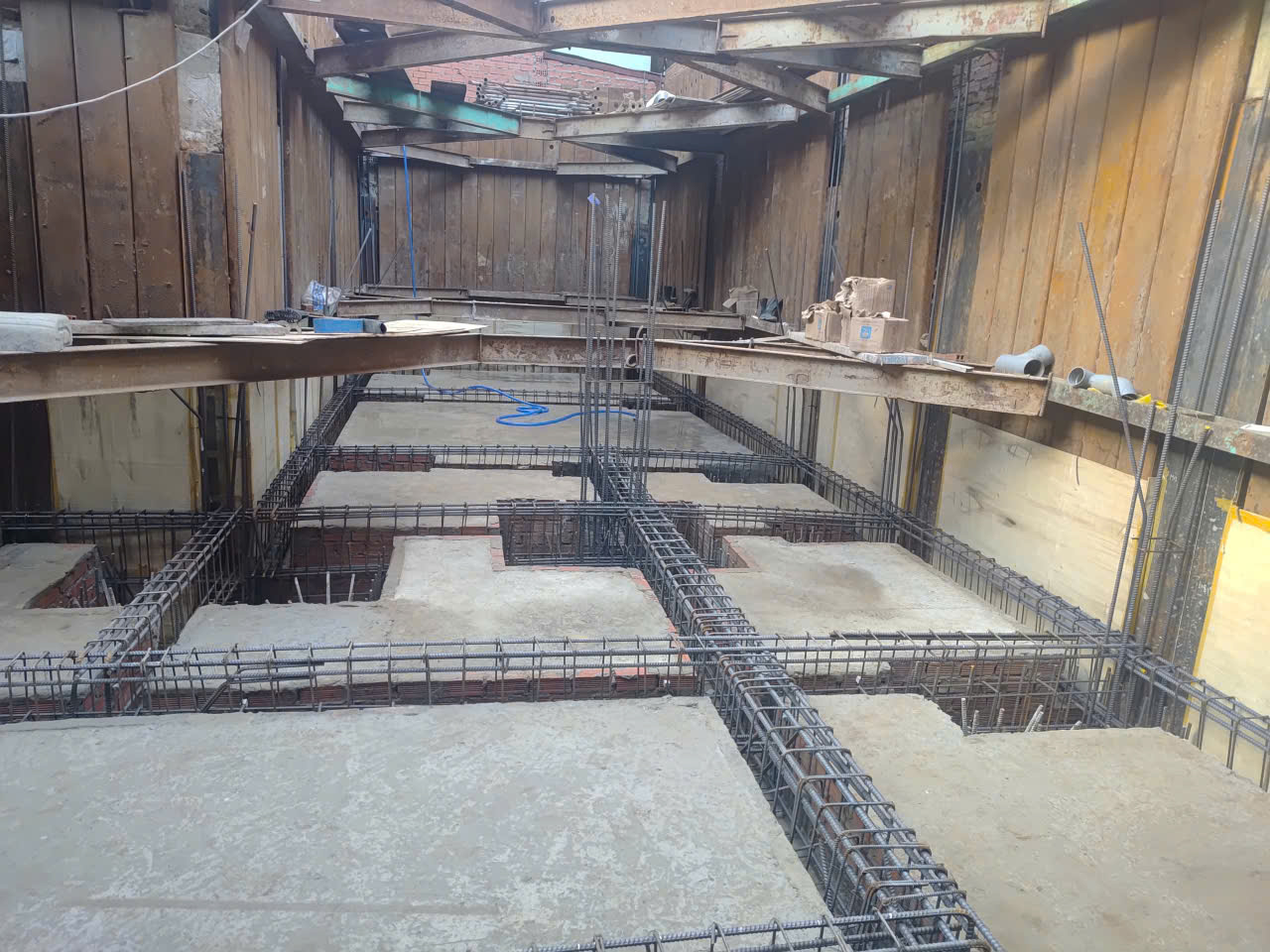 Thi công cốt thép dầm sàn tầng hầm, biện pháp thi công tầng hầm theo đúng thiết kế và tiêu chuẩn an toàn xây dựng